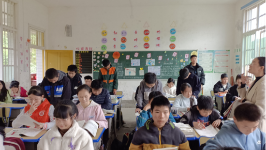 班級許愿墻_班級照片墻設(shè)計(jì)_漂亮的班級文化墻