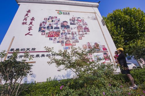 宣傳墻_生態(tài)移民搬遷前后對(duì)比宣傳墻畫(huà)_農(nóng)村宣傳墻